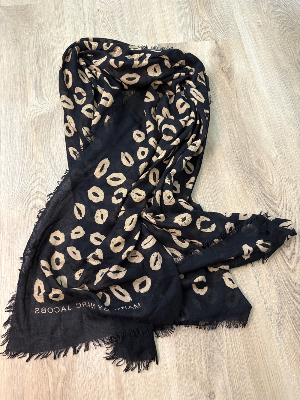 Marc by Marc Jacobs Mademoiselle Kiss Lips Print Scarf One Size novelty designer - Picture 1 of 6